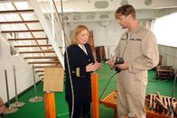 Das Traumschiff – Beatrice (Heide Keller) hat einen besonderen Auftrag für den Schiffszimmermann Klaus (Nicki von Tempelhoff).