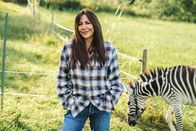 Frühling – Dorfhelferin Katja Baumann (Simone Thomalla) muss sich um ein Zebra kümmern.