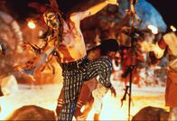 Ace Ventura - Jetzt wird's wild – Ace Ventura (Jim Carrey) versucht sich im Stammestanz.