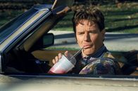 Malcolm mittendrin – Hal (Bryan Cranston) ist verwundert: In seinem Garten stehen lauter Einsatzwagen der Feuerwehr und der Ersten Hilfe.
