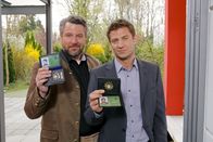 Die Rosenheim-Cops – Ein kniffliger Fall für die Rosenheimer Kommissare Sven Hansen (Igor Jeftic, r.) und Anton Stadler (Dieter Fischer, l.).