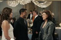 Gilmore Girls – Emily (Kelly Bishop, r.) hat einen Ball für die Enkelkinder ihrer Freunde organisiert - in Lorelais (Lauren Graham, l.) Hotel. Kann der Mitarbeiter Michel (Yanic Truesdale, M.) die Wogen glätten?
