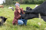 Land & lecker (WDR) – Die fünfte Reise geht ins Bergische Land. In Wipperfürth führt Rahel Kremershof zusammen mit ihrer Familie einen Biohof mit Rindern, Schafen und Hühnern.