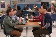 The Big Bang Theory – Gespräche unter wahren Männern: Leonard (Johnny Galecki, l.), Howard (Simon Helberg, 2.v.l.), Raj (Kunal Nayyar, 2.v.r.) und Sheldon (Jim Parsons, r.) ...