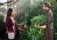 Sleepy Hollow – Nachdem Crane (Tom Mison, r.) sich wochenlang nicht bei Zoe (Maya Kazan, l.) gemeldet hat, scheint die zarte Bande zwischen ihnen zerrissen zu sein ...