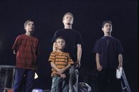 Malcolm mittendrin – Malcolm (Frankie Muniz, l.), Reese (Justin Berfield, r.), Francis (Christopher Masterson, hinten M.) und Dewey (Erik Per Sullivan, vorne M.) starren in die Nacht.