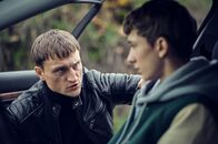 Tatort – v.li.: Mikel (Oleg Tikhomirov) fordert Loyalität von seinem Cousin David (Louis Guillaume), der mit 13 noch strafunmündig ist.