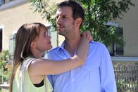 Sturm der Liebe – ARD STURM DER LIEBE FOLGE 1859 Uhr im ERSTEN. Nils (Florian Stadler, r.) ist noch immer beleidigt wegen Sabrinas (Sarah Elena Timpe, l.) Scherz mit dem Pferdefleisch.