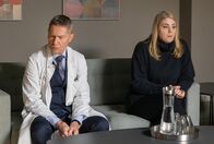 In aller Freundschaft – Als er dort ankommt, wartet schon die Hygiene-Beauftragte Miriam Schneider (Christina Petersen).