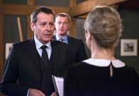 Rote Rosen – ARD ROTE ROSEN FOLGE 1915 Uhr im ERSTEN. Gunter (Hermann Toelcke, l.) ist entsetzt, als Nicoles (Nicole Ernst, r.) Expertise ergibt, dass sein Gemälde kein millionenschwerer Brueghel ist (mit Joachim Kretzer, M.).