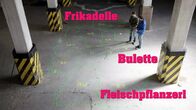 Checker Julian – Julian mit Sprachforscher Simon Pröll auf einer "Dialekt-Deutschlandkarte" in einer Fabrik in Dachau. Drei Namen für dasselbe: einen gebratenen Hackfleisch-Kloß.