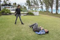 Hawaii Five-0 – Das Team ermittelt im Fall eines Menschenhändlers, der minderjährige Mädchen um den Finger wickelt und dann zur Prostitution zwingt. Besonders Kono (Grace Park, l.) geht dieser Fall an die Nieren und sie will die Verbrecher (Brandon Keener, r.) am liebsten persönlich für ihre Taten büßen lassen ...