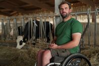 einfach Mensch – Jacob Götz bei seinen täglichen Arbeiten im Kuhstall.