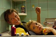 Danni Lowinski – Genießen die gemeinsame Zeit: Danni (Annette Frier, r.) und Josh (Andreas Guenther, l.) ...