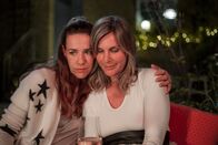 Die Sterntaler des Glücks – Luise (Nele Mueller-Stöfen, r.) erzählt Katja (Alexandra Neldel, l.) davon, wie sie kurz vorm Traualtar sitzen gelassen wurde.