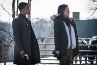 Elementary – Versuchen herauszufinden, woher das Anthrax stammt, das zur tödlichen Vergiftung des Taschendiebs Apollo Mercer geführt hat: Dr. Joan Watson (Lucy Liu, r.) und Det. Marcus Bell (Jon Michael Hill, l.) ...