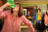 The Middle – Frankie (Patricia Heaton) hat die Schnauze voll von den Mätzchen ihrer Familie und beschließt, vorübergehend bei ihrer Mutter zu wohnen. Nun müssen ihr Ehemann und die Kinder dafür sorgen, dass sie wieder nach Hause kommt ...