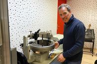 Handwerkskunst! – Moritz Illner am Schneidetisch. Hier ritzt er die Tondaten in die Folie, bevor sie danach zum Galvanisieren geht