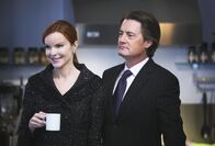 Desperate Housewives – Orson (Kyle MacLachlan, r.) bringt Bree (Marcia Cross, l.) dazu, ihre Firma zu verkaufen, damit er wieder glücklich wird und nicht mehr stiehlt. Doch kurz vor dem Verkauf erscheint Bree ihr Opfer für Orsons Wohlbefinden zu groß und sie schickt den Käufer wieder weg ...