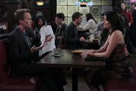 How I Met Your Mother – Robin (Cobie Smulders, r.) hat wieder Interesse an Barney (Neil Patrick Harris, l.) und flirtet mit ihm wie ein Teenager. Doch wird sie damit an ihr Ziel kommen?