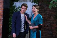 Hauptgewinn: Liebe! – l-r: Aiden Sawyer (Jake Manley), Kyra Tally (Jocelyn Hudon)