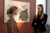 SOKO Kitzbühel – (v.li.) Kristina Sprenger (Karin Kofler), Alma Leiberg (Larissa Adler).