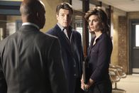 Castle – Captain Roy Montgomery (Ruben Santiago-Hudson, l.) bespricht mit Beckett (Stana Katic, r.) und Castle (Nathan Fillion, M.) die weitere Vorgehensweise.