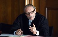 Über Land – Richter Max Althammer (Franz Xaver Kroetz) muss ein Urteil über zwei Frauen fällen, die sich auf ungewöhnliche Weise an einem betrügerischen Mann gerächt haben.