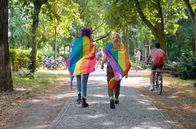 I saw the Sign – Zwei Teilnehmerinnen auf dem Pride March in Berlin, 2023