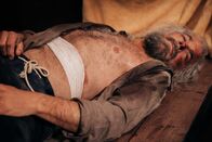 neoriginal: Survivors – Tano (Vincenzo Ferrera) ist beim tosenden Sturm auf Deck schwer verletzt worden.