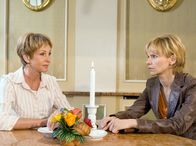 In aller Freundschaft – Barbara (Uta Schorn, links) befürchtet Hautkrebs zu haben. Sie spricht sich bei Dr. Kathrin Globisch (Andrea Kathrin Loewig) aus.