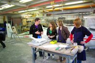 Grips Englisch – Thema "Present progressive: They are working". Eintauchen in spannende Berufswelten, hier Flugzeug-Wartung.