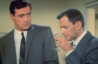 Schick mir keine Blumen – George (Rock Hudson, li.) erzählt Arnold (Tony Randall, re.) von seinem vermeintlichen Lebensende.