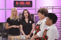 2 Broke Girls – So einfach wie sich das Caroline (Beth Behrs, l.) und Max (Kat Dennings, 2.v.l.) vorgestellt haben, ist ein "Cupcake Krieg" gegen Felicia (Frances Callier, r.) und Blanche (Mary Pat Gleason, 2.v.r.) dann doch nicht ...