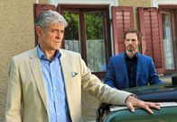 Sturm der Liebe – ARD STURM DER LIEBE FOLGE 1825 Uhr im ERSTEN. Friedrich (Dietrich Adam, l.) hält Leonard (Christian Feist, r.) davon ab, Pauline die Wahrheit zu sagen und offenbart ihm, dass er erpresst wird – ohne dabei Patrizias Namen zu nennen.