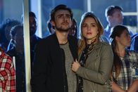 Salvation – Liam Cole (Charlie Rowe, Mitte l.); Jillian Hayes (Jacqueline Byers, Mitte r.)