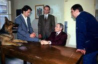 Kommissar Rex – Der Nachtclub-Besitzer Matzner (Peter Fitz, 2.v.r.) wird von Kommissar Moser (Tobias Moretti, l.), Stockinger (Karl Markovics, 2.v.l.) und Peter Höllerer (Wolf Bachofner, r.) verhört. Ihm wird vorgeworfen, dass er an den Morden an zwei Nachtclub-Besitzern beteiligt war. Die Beweise sind ausreichend, aber Matzner hat einen Plan ...