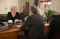 Rote Rosen – Dörte (Edelgard Hansen, l.) motiviert Gunter (Hermann Toelcke, r.), Franzi zu akzeptieren, wenn er sein Verhältnis zu David festigen will.