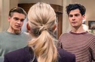 Sturm der Liebe – Larissa (Anna Karolin Berger m.) macht Leo (Aurel Klug l.) und Elias (Orlando Lenzen r.) klar, dass die Hochzeitsabsage einiges kostet.