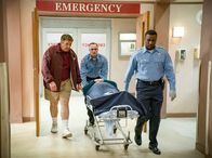 Young Sheldon – George Cooper Sr. (Lance Barber, l.).