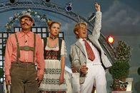 Switch Reloaded – Stimmungskanone Florian Silbereisen (Michael Kessler, r.) begrüßt die Seidelheimer Sodomisten (Michael Müller, l. und Susanne Pätzold, M.) beim Herbstfest der Volksmusik ...