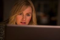Shut In – Mary (Naomi Watts) tauscht sich mit ihrem Kollegen Dr. Wilson (Oliver Platt) aus.