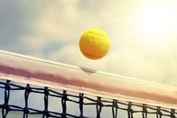 Tennis: ATP Challenger Tour – Tennisball fliegt über ein Tennisnetz