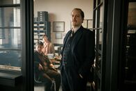 Babylon Berlin – Babylon Berlin Staffel 3 Folge 11 Misstrauischer Vorgesetzter: Godehard Giese als Kommissar Böhm Copyright: SRF/X Filme Creative Pool GmbH/ARD Degeto Film GmbH/Sky Deutschland/WDR/Beta Film GmbH/Frédéric Batier