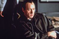 Die üblichen Verdächtigen – Der Außenseiter der kriminellen Gruppe, Kint (Kevin Spacey), gilt als das perfekte Beispiel für den unzuverlässigen Erzähler. Bei seinem Verhör erfährt der Zuschauer immer mehr über die Tat im Hafen von San Pedro.