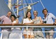 Unter weißen Segeln – Die Passagiere der "Star Flyer": Das Ehepaar Moritz (Sigmar Solbach, re.) und Wilma Fink (Daniela Ziegler, 2.v.re.), die beiden Freundinnen Beate (Sanne Schnapp, 2.v.li.) und Luise (Dorothea Schenck) sowie der schüchterne Physiker Dr. Karl Becker (Martin Weinek).
