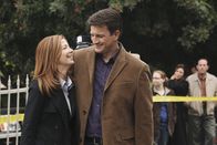 Castle – Nach dem zweiten scheinbar wahllosen Mord schaltet sich das FBI ein und Special Agent Jordan Shaw (Dana Delany, l.) imponiert Castle (Nathan Fillion, r.) nicht nur mit ihrem abgefahrenen Equipment.