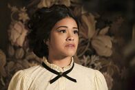 Jane the Virgin – Ihr Roman sollte eigentlich im 19. Jahrhundert spielen, doch gegen ihren Willen soll Jane (Gina Rodriguez) einige Änderungen vornehmen. Wird sie das über sich bringen? Denn Jane hängt emotional sehr an dem Roman, der die Liebesgeschichte mit Michael wiedergibt ...