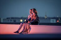 SOKO Linz – Niko Köhler (Felix Stichmann) und Lea Hoffmann (Sophie Bauer) hatten eine besondere Beziehung zueinander. Bei ihrer Abschiedsfeier weist sie ihn aber zurück. Kommt Niko Köhler mit der Zurückweisung zurecht oder hat er etwas mit dem Mord von Lea Hoffmann zutun?