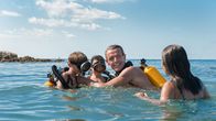 Jacques - Entdecker der Ozeane – Jacques Cousteau (Lambert Wilson) mit seinen Söhnen und seiner Frau (Audrey Taoutou)
